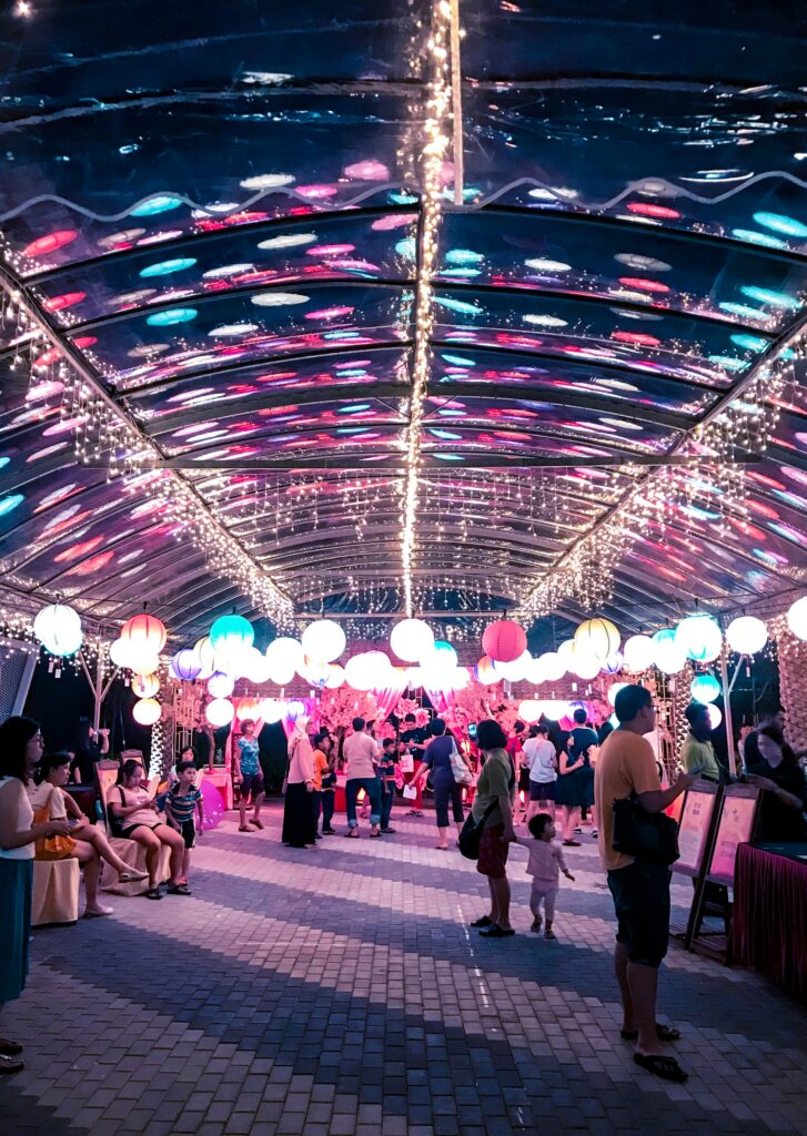 Firma event opsat i hangar udenfor Roskilde. Kick off event med vild LED oppyntning i Violette og blålig toner. En masse mennesker er med tilarrangementet